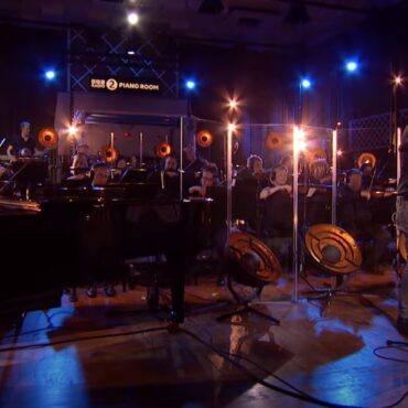 watch-suede-cover-patti-smith’s-“because-the-night”-with-the-bbc-concert-orchestra