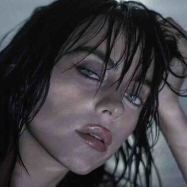 billie-eilish-is-dripping-wet-in-beautiful-photo