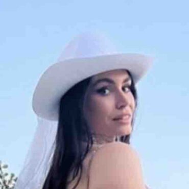 gene-simmons-daughter-shows-behind-in-cowgirl-photos