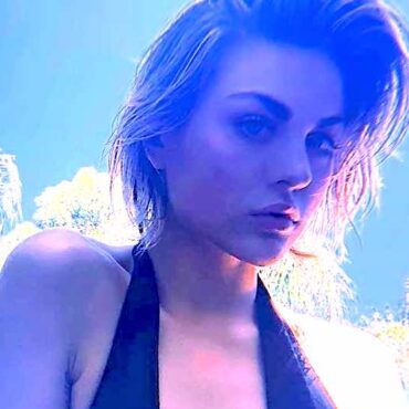 frances-bean-cobain-posts-drew-barrymore-swimsuit-photo