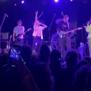 watch-clairo-&-snail-mail-join-joy-again-in-nyc