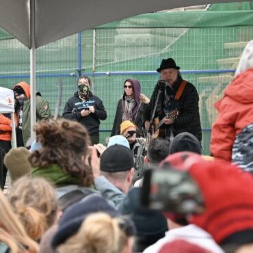 watch-neil-young-perform-live-for-first-time-in-4-years-at-old-growth-forest-rally