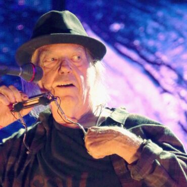 watch-neil-young’s-first-live-performance-in-over-3-years-at-rally-for-old-growth-trees