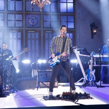 watch-jack-white-perform-“taking-me-back”-and-“a-tip-from-you-to-me”-on-snl