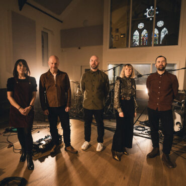 lanterns-on-the-lake-announce-new-album-with-philip-selway,-share-new-song-“the-likes-of-us”