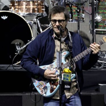 rivers-cuomo-finally-duets-tiktoker-who-played-“buddy-holly”-riff-every-day-for-three-years,-invites-him-to-join-weezer-in-concert