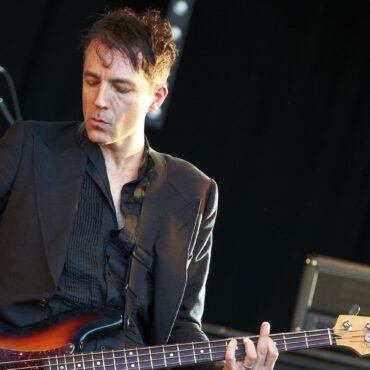 steve-mackey,-pulp-bassist-and-producer,-dies-at-56