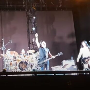 watch:-peter-hook-joins-smashing-pumpkins-to-play-joy-division’s-“no-love-lost”