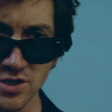 watch-arctic-monkeys’-new-video-for-“sculpture-of-anything-goes”