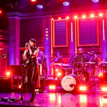 st.-vincent-and-the-roots-cover-portishead’s-“glory-box”-on-fallon:-watch