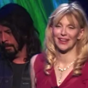 courtney-love-sad-dm’s-to-dave-grohl-revealed