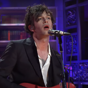 watch-the-1975-perform-“i’m-in-love-with-you”-and-“oh-caroline”-on-snl