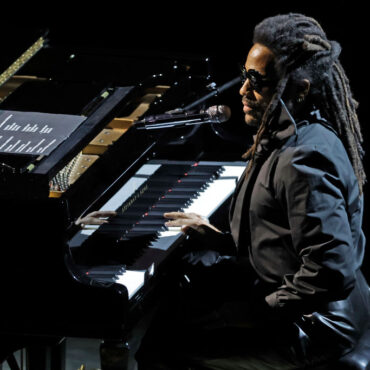 oscars:-watch-lenny-kravitz-perform-in-memoriam-tribute