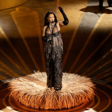 oscars:-watch-rihanna-perform-“lift-me-up”