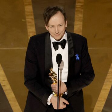 oscars:-volker-bertelmann-wins-best-original-score-for-all-quiet-on-the-western-front