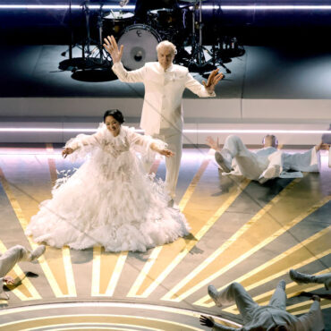 oscars:-watch-david-byrne,-stephanie-hsu,-&-son-lux-perform-“this-is-a-life”