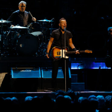 bruce-springsteen-postpones-third-concert-due-to-illness,-little-steven-says-“nothing-serious”