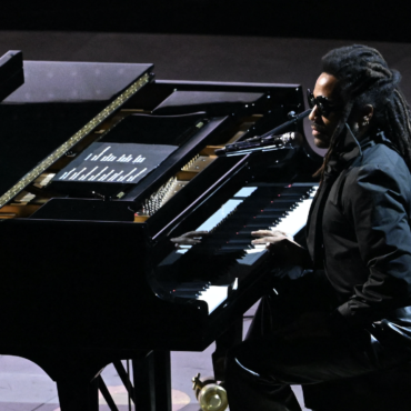 watch-lenny-kravitz-perform-“calling-all-angels”-for-2023-oscars’-in-memoriam-tribute