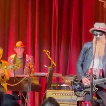 watch-elvis-costello-&-zz-top’s-billy-gibbons-play-a-benefit-show-together-in-nashville