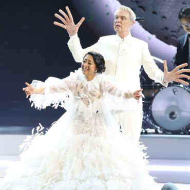 watch-son-lux,-david-byrne,-and-stephanie-hsu-perform-“this-is-a-life”-at-2023-oscars