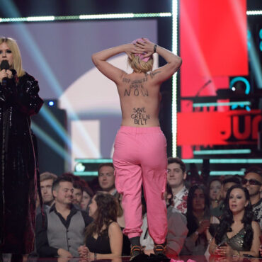 avril-lavigne-interrupted-by-topless-protester-onstage-at-juno-awards