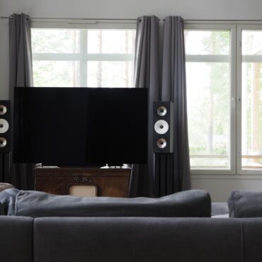 audiophile-vs.-studio-monitors:-amphion-breaks-down-the-biggest-differences-in-the-two-types-of-speakers