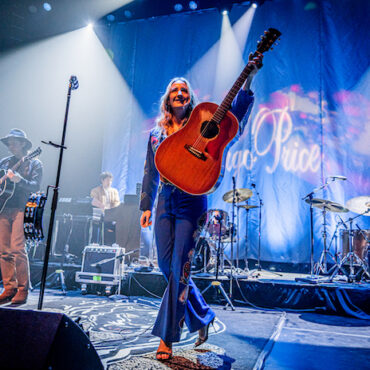 check-out-photos-of-margo-price-at-chicago’s-vic-theatre