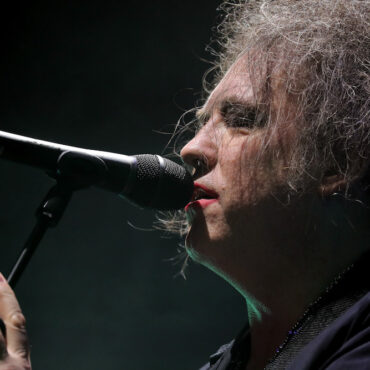 the-cure’s-robert-smith-got-ticketmaster-to-promise-partial-refunds-due-to-“unduly-high”-fees