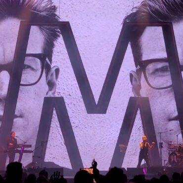 depeche-mode-pays-tribute-to-andy-fletcher-at-“memento-mori”-tour-opener-—-setlist,-video