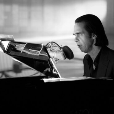 nick-cave-plots-north-american-solo-tour-accompanied-by-radiohead’s-colin-greenwood