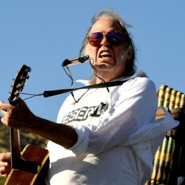 neil-young-declares-“touring-is-broken”-due-to-ticketmaster-controversy