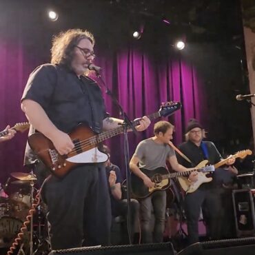 watch-wilco-join-yo-la-tengo-for-four-covers-in-chicago