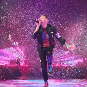 watch-coldplay-perform-“my-universe”-at-the-2023-iheartradio-music-awards