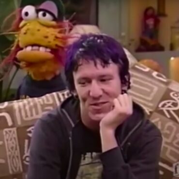 watch-an-unearthed-elliott-smith-appearance-on-a-goofy-1995-morning-show-co-hosted-by-a-puppet