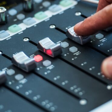 women-and-nonbinary-producers-and-engineers-“vastly-underrepresented”-in-2022’s-top-songs,-new-study-finds