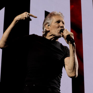 roger-waters-says-he-will-play-frankfurt-despite-city-banning-him-for-antisemitism