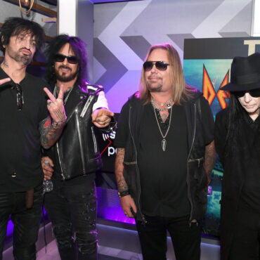 motley-crue-writing-new-songs-without-mick-mars,-manager-accuses-guitarist’s-reps-of-“elder-abuse”