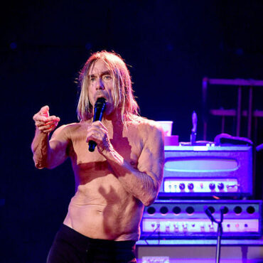 watch-iggy-pop-cover-“walk-on-the-wild-side”-with-duff-mckagan-&-chad-smith-at-la-tour-opener