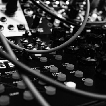 11-hardware-synthesizers-and-drum-machines-for-ambient-music-production