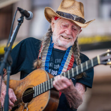 watch-neil-young,-snoop-dogg,-beck,-&-many-more-perform-at-willie-nelson’s-90th-birthday-celebration