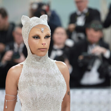 doja-cat-dressed-as-karl-lagerfeld’s-cat-to-the-met-gala