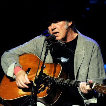 neil-young-shares-eulogy-for-gordon-lightfoot:-“a-songwriter-without-parallel”