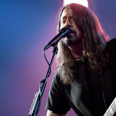 foo-fighters-were-going-to-perform-on-snl-before-the-writers’-strike