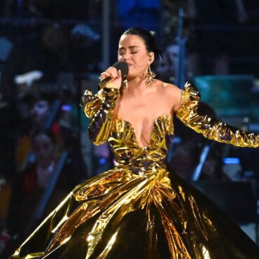 watch-katy-perry-sing-at-king’s-coronation-after-struggling-to-find-her-seat