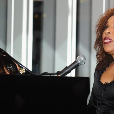 roberta-flack-to-receive-honorary-doctorate-from-berklee