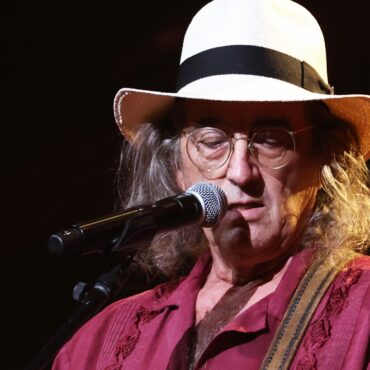 james-mcmurtry-plays-nashville-show-in-drag,-protesting-tennessee-law