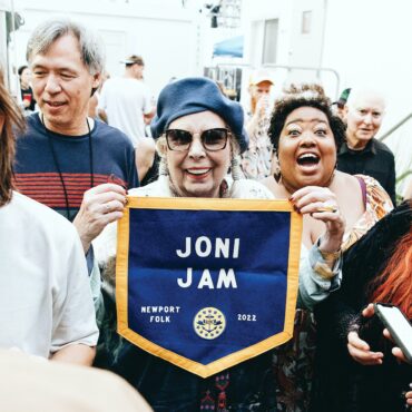 joni-mitchell-announces-new-live-album-of-2022-newport-folk-festival-set