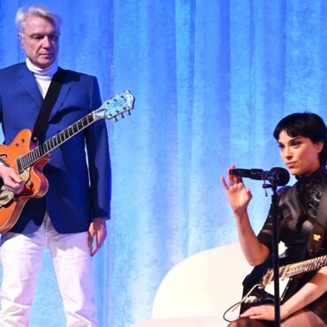 david-byrne-and-st.-vincent-cover-stevie-wonder’s-“chemical-love”:-watch