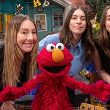 watch-haim-sing-the-alphabet-with-elmo-on-sesame-street