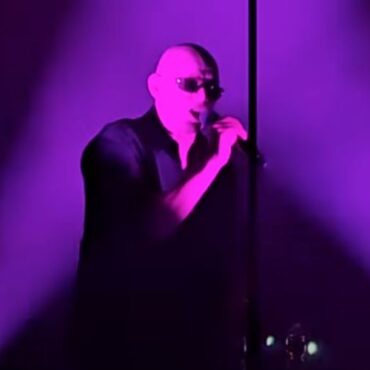 the-sisters-of-mercy-launch-first-us.-tour-in-15-years-—-here’s-the-setlist-and-video